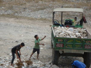 子どもが働きに出なくてもよい村に!